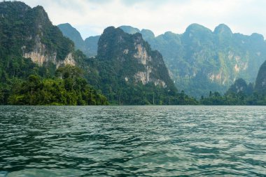 Kaya oluşumları Ratchaprapa Barajı 'nda güzelce düzenlenmiştir.,