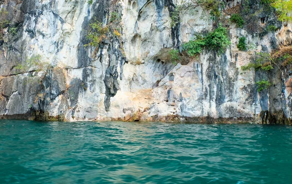 Красиво устроенные скалы в плотине Ратчапрапа , — стоковое фото