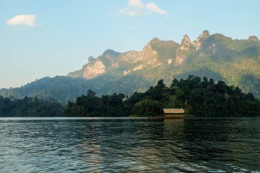 Kaya oluşumları Ratchaprapa Barajı 'nda güzelce düzenlenmiştir.,