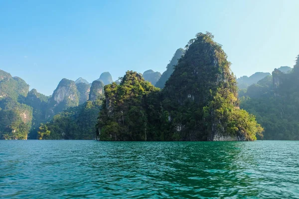 Rock formations Beautifully arranged Within the Ratchaprapa Dam, 스톡 사진