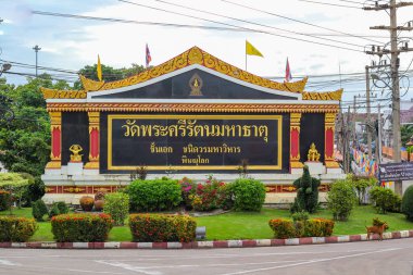 Phra Sri Mahathat Temple, Woramahawihan or Big Buddha Temple.