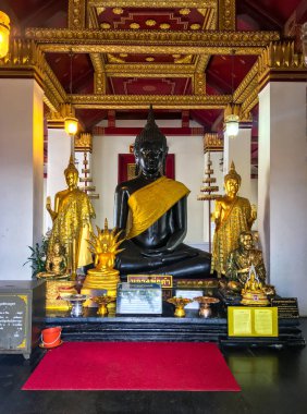 Phra Sri Mahathat Temple, Woramahawihan or Big Buddha Temple.
