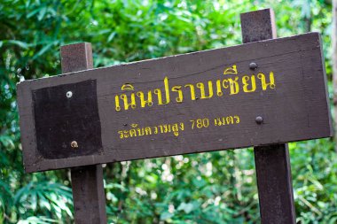 Phu Soi Dao Ulusal Parkı içinde turist rehberi Tambon Huai Mun, Amphoe Nam Pat, Uttaradit, Tayland: 15 Eylül 2018