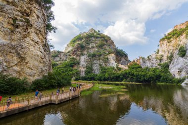 Khao Ngu Rock Parkı: 10 Kasım 2018 - Ratchaburi, Tayland.