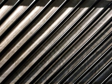 Çelik çubuklar çeşitli şekillerde bükülüp siyah renkle boyanır..