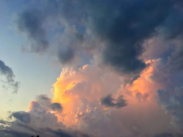 Небо Облаками Плавает Вокруг Небо Имеет Ярко Синий Оранжевый Цвет — стоковое фото