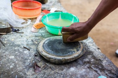 Mulayit Taung, Moei Wadi, Myanmar: Tanaka adındaki ağaç kabuğu yağmuru. 