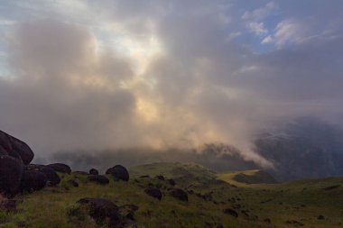 Sabah güneşiyle birlikte dağ manzarası ve içinde yüzen sis Mulayit Taung, Moei Wadi, Myanmar..