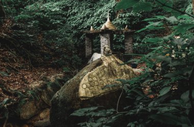 Bu tepedeki Birmanya halkının kutsal göleti eskiden içer ve yerdi ve kadınların aşağı inmesi yasaktır aksi takdirde göletteki su inanca göre kuruyacak: