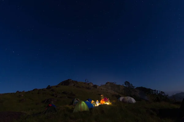 Mulayit Taung, Moei Wadi, Myanmar 'ın tepesinde gece ateşin etrafında çadır kuruyorlar..