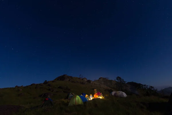 Camping Tält Runt Elden Natten Toppen Mulayit Taung Moei Wadi Royaltyfria Stockfoton