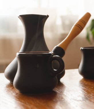 Kahve demliği masanın üstünde.