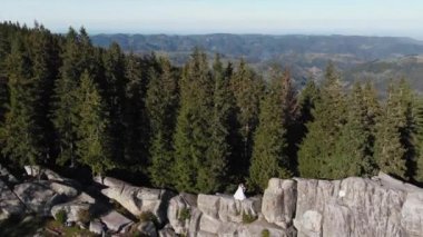 Sonbahar dağlarında düğün. Dağ gelini. Sonbaharda dağ 