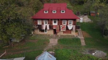 Sonbahar dağlarında düğün. Dağ gelini. Sonbaharda dağ 