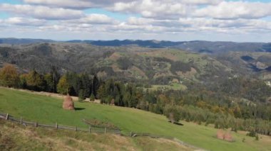 Sonbahar dağlarında düğün. Dağ gelini. Sonbaharda dağ 