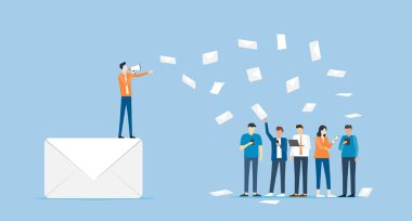 İş ekibi küresel grup insanlarına ve iş e- posta pazarlama içeriği kavramına mesaj gönderiyor