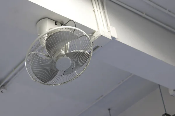 Ventilador Blanco Montado Viga Abanicos Montados Pared — Foto de Stock