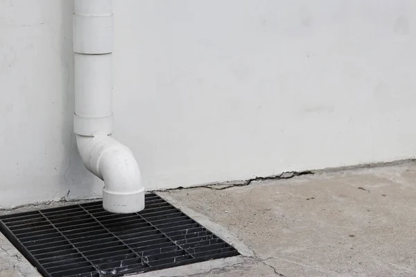 Yağmur suyu boruları tepeden aşağı doğru devam ediyor ve kanalizasyonda boşalıyor..