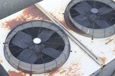 Klima sisteminin yoğunlaştırma ünitesi fan tipi üst kısmı havaya uçurur.