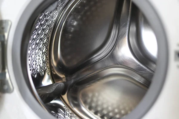 前置式洗衣机的内部是不锈钢材料 — 图库照片