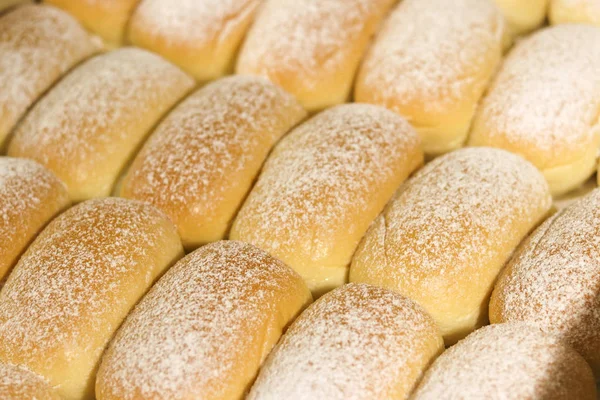 Pão Polvilhado Com Açúcar Confeiteiro Disposto Cima Recipiente — Fotografia de Stock