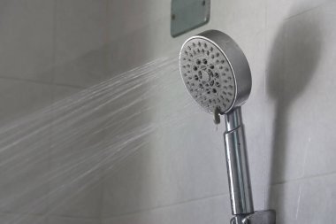 Duştan düz bir çizgi halinde su döküldü. Duştan su döküldü.. 