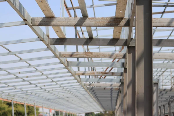屋根の設置のための鋼構造 工事現場の灰色の鉄構造 — ストック写真