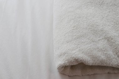 Yatağın üzerine beyaz katlanmış havlular.. 