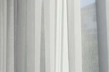 Oturma odasındaki beyaz perdeler.