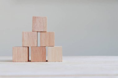 Tahta küp, sağında kopyalama alanı olan üç katmanlı düzenlenmiş..