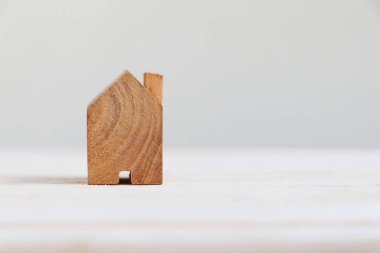 Sağ tarafında kopya alanı olan ahşap ev modeli.