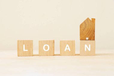 Tahta küpte kredi, üstünde ahşap ev modeli..