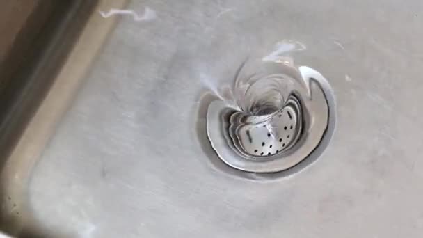 Eau Coule Comme Tourbillon Dans Drain Évier — Video