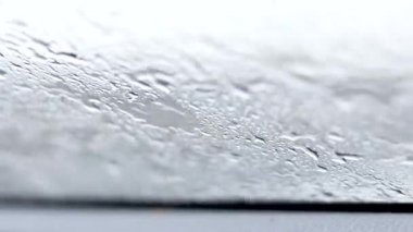 Ön cam silecekleri yağmuru siliyor..