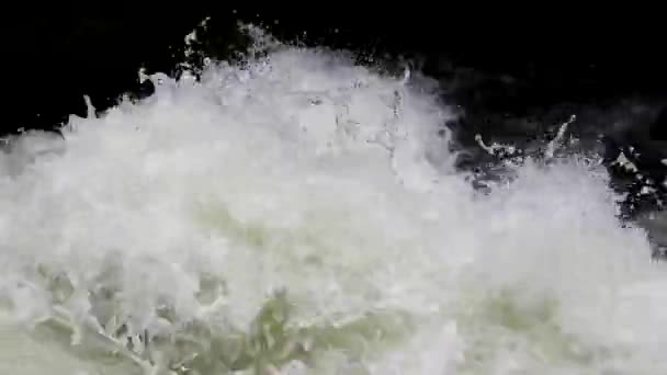 Das Wasser Fließt Aus Den Schleusen Spritzwasser Vor Dem Wassertor — Stockvideo