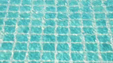 Su yüzeyi rüzgar tarafından dalgalandı. Havuzun yüzeyi rüzgârla savruluyor.. 