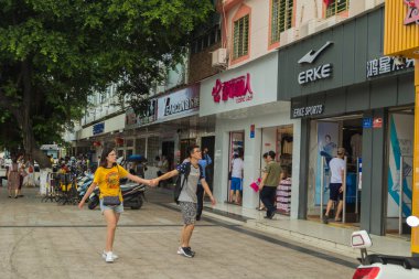 Hainan Adası. Çin halkı, özel hayatlarının tanıtımını desteklemiyor. Bir çiftle bir dükkan yayını arasında bir bağlantı var. Bir adam bir kızı satın almak için çekiyor..