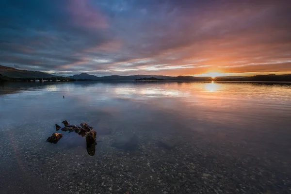 抬头看着黎明的洛蒙德湖 — 图库照片