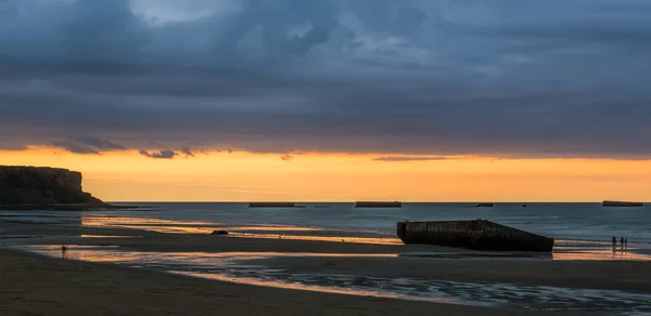 Mulberry havens op de stranden van D-Day bij zonsondergang — Stockfoto