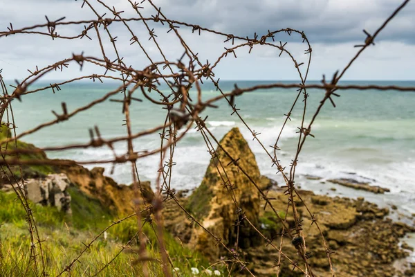 Bared draad op de klippen van Pointe Du Hoc, Normandië — Stockfoto