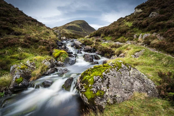 The Outflow from Loch Skeen on Tail Burn above The Grey Mares Ta — Stock Photo, Image