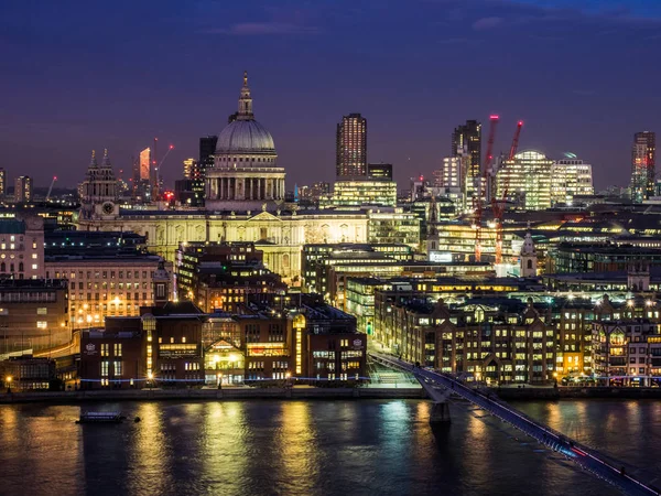 St Pauls a odrazy v Temži — Stock fotografie