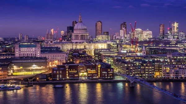 St Pauls y el horizonte de Londres —  Fotos de Stock