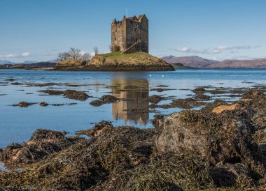 Loch Laich küçük bir adada Kalesi takip edecek