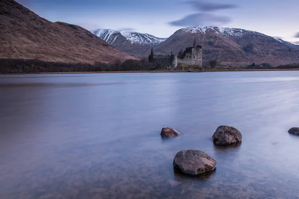 Castillo de Kilchurn a orillas del Lago Awe en las Highlands escocesas —  Fotos de Stock