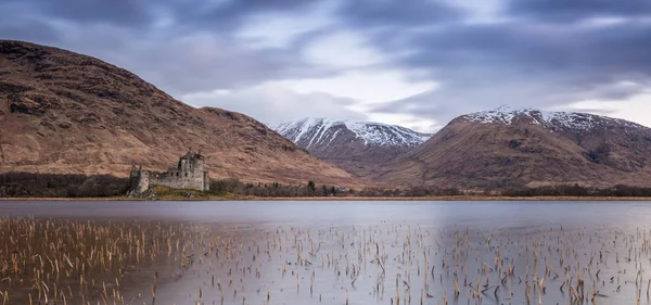 Kilchurn Castle poco prima dell'alba negli altopiani — Foto Stock