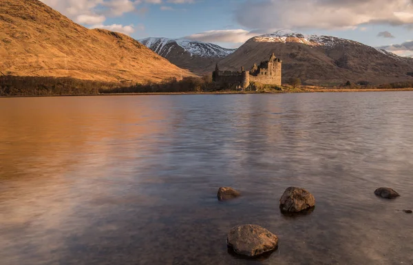 Východ slunce na Kilchurn hrad ve Skotské vysočině — Stock fotografie