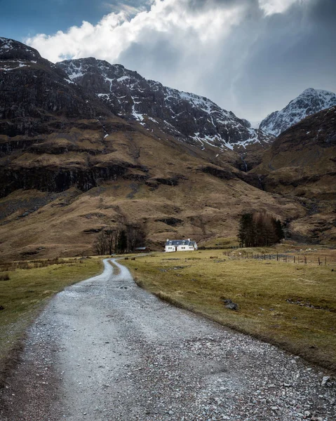 Vzdálená Achnambeithach chata v Glencoe Skotsko — Stock fotografie