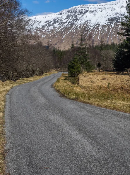 Procházející místo na jednokolejné silnici v skotské vysočiny — Stock fotografie