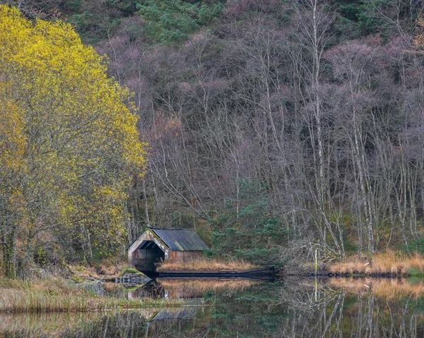 Reflecties van een oud boothuis op Loch Chon, Schotland — Stockfoto